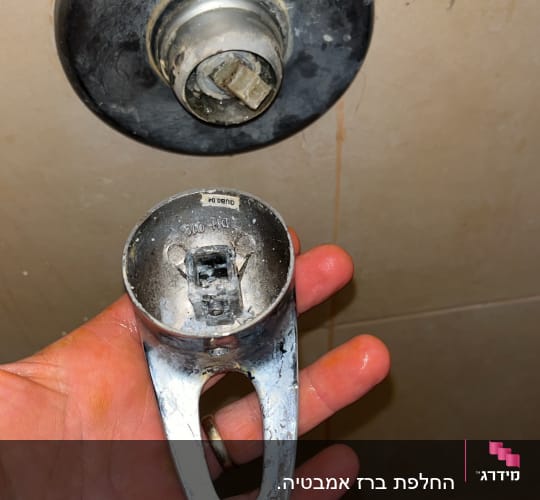 חלקי ברז מתכתיים עם יד אדם